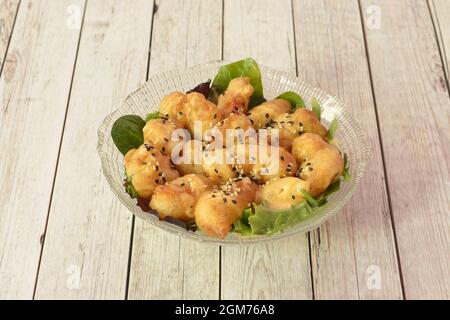 Tempura-Gemüse mit gelber Sauce, Sesam- und Mohnsamen und gemischten Salatsprossen Stockfoto