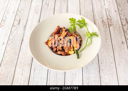 Echt würzige chinesische Kung Pao Rezept von Rind Streifen mit Cashew Nüsse und Gemüse auf weißem Teller Stockfoto