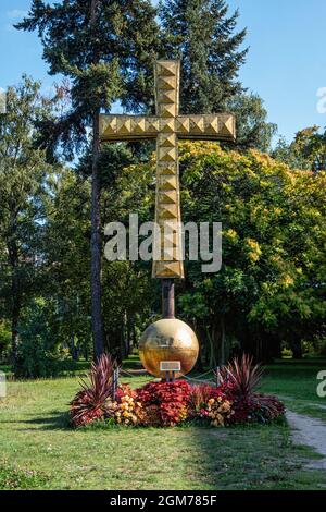 Das alte Kreuz aus der Kuppel des Berliner Doms ist eine Anmutung an die Sehenswürdigkeiten der Berliner Mauer auf dem Friedhof Domfriedhof I, Mitte-Berlin, Deutschland Stockfoto