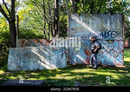 Überreste der Berliner Mauer auf dem Friedhof St. Hedwig, Alter Domfriedhof St. Hedwig, Berlin. Stockfoto