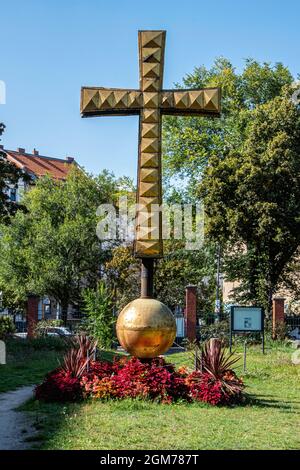 Das alte Kreuz aus der Kuppel des Berliner Doms ist ein Denkmal für die Seitenwände der Berliner Mauer auf dem Friedhof Domfriedhof I, Mitte-Berlin, Deutschland Stockfoto