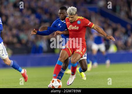 Der SSC Napoli Defender Kevin Malcuit (2) wird am 16. September 2021 im King Power Stadium, Leicester, England, beim Europa League-Spiel zwischen Leicester City und Napoli gegen den Leicester City-Stürmer Patson Daka (29) überführt. Foto John Mallett / ProSportsImages / DPPI Stockfoto