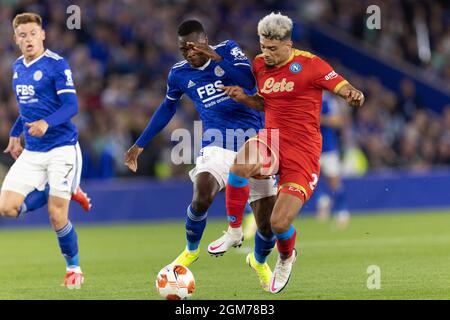 Der SSC Napoli Defender Kevin Malcuit (2) wird am 16. September 2021 im King Power Stadium, Leicester, England, beim Europa League-Spiel zwischen Leicester City und Napoli gegen den Leicester City-Stürmer Patson Daka (29) überführt. Foto John Mallett / ProSportsImages / DPPI Stockfoto