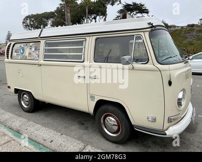 FRESNO, USA - 27. Aug 2021: Ein Retro-VW-Bus mit altmodischen Aufklebern auf dem hinteren Fenster, der draußen geparkt ist Stockfoto