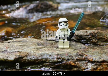 GREENVILLE, USA - 29. Aug 2021: Nahaufnahme einer LEGO Figur eines Sturmtruppen auf einer feuchten Steinoberfläche in Greenville, USA Stockfoto