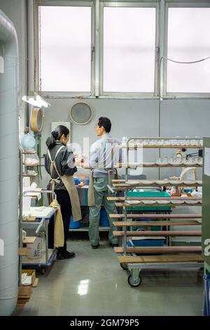 Mitarbeiter des Töpferhandwerks am Arbeitsplatz. Noritake Museum in Nagoya. Stockfoto