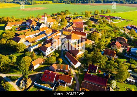 Luftaufnahme des typischen Dorfes Cakov in der Tschechischen Republik Stockfoto