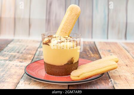 Tiramisu Dessert in Schichten sichtbar durch ein Glas, mit viel Vanille und viel Schokolade und Kekse zum Eintauchen Stockfoto