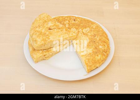 Spanisches Omelett mit Kartoffeln und Eiern mit einer separaten Portion und darauf gelegt, so dass das Innere gut eingestellt ist. Stockfoto