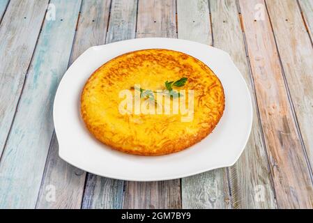 Omelette mit Kartoffeln und Eiern, zubereitet in einem spanischen Tapas-Restaurant Stockfoto