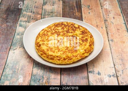 Appetitliches spanisches Kartoffelomelett aus spanischer Tapas-Bar auf weißem Teller Stockfoto