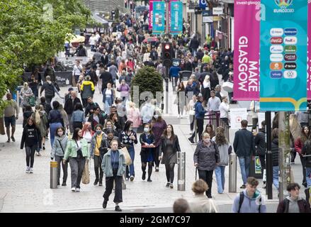 Foto vom 28/05/21 von Einkäufern im Stadtzentrum von Glasgow. Die Einzelhandelsumsätze im Vereinigten Königreich gingen im August zum vierten Monat in Folge zurück, da sich laut offiziellen Zahlen mehr Menschen auf die Lebensmittelverkäufe in Restaurants und Pubs auswirkten. Ausgabedatum: Freitag, 17. September 2021. Stockfoto