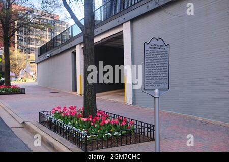 Eine historische Plakette, die den Parkhausstandort von Watergate markiert, wo der Reporter der Washington Post, Bob Woodward, den FBI-Beamten Mark Felt, alias Dee traf Stockfoto