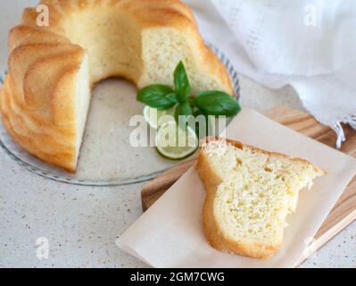 Stück frisch gebackenen und mit Sirup getränkten Ringkuchen. Süßer neapolitanischer Rum baba. Stillleben mit Gebäck Stockfoto