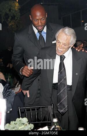 New York, NY, USA. 13. April 2011. Ehemaliger NBA-Spieler, Alonzo Mourning, Tibor Hallo bei der HealthCorps 'Fresh from the Garden Gala 2011 im Intrepid Sea-Air-Space Museum. Kredit: Steve Mack/Alamy Stockfoto