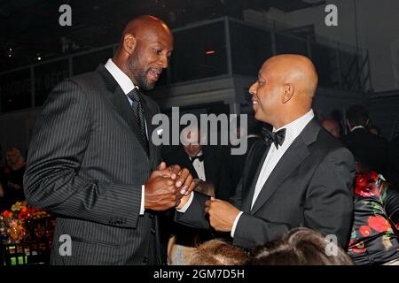 New York, NY, USA. 13. April 2011. Der ehemalige NBA-Spieler Alonzo Mourning, Russell Simmons bei der HealthCorps 'Fresh from the Garden Gala 2011 im Intrepid Sea-Air-Space Museum. Kredit: Steve Mack/Alamy Stockfoto