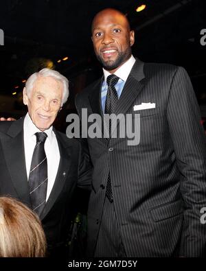 New York, NY, USA. 13. April 2011. Tibor Hallo, ehemaliger NBA-Spieler, Alonzo trauert bei der HealthCorps 'Fresh from the Garden Gala 2011 im Intrepid Sea-Air-Space Museum. Kredit: Steve Mack/Alamy Stockfoto