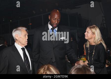 New York, NY, USA. 13. April 2011. Tibor Hallo, ehemaliger NBA-Spieler, Alonzo Mourning, zu Gast bei der „Fresh from the Garden“-Gala 2011 des HealthCorps im Intrepid Sea-Air-Space Museum. Kredit: Steve Mack/Alamy Stockfoto