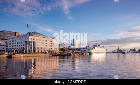 HELSINGBORG, SCHWEDEN - SEPTEMBER 07 2021: Helsingborg Hafen mit drei verschiedenen Fähren, die neben einem der vielen Hotels der Stadt zu sehen sind. Stockfoto