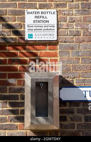 Wasserflaschen-Nachfüllstation im Stadtzentrum von Guildford, Schild mit der Aufschrift „Geld sparen“ und „Plastikverschmutzung stoppen“ Stockfoto