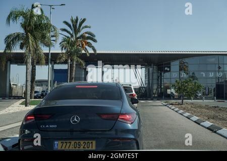 Lod, Israel. September 2021. Die Coronavirus-PCR-Tests werden in einer Drive-Thru-Einrichtung am internationalen Flughafen Ben Gurion in Tel Aviv gemäß der Entscheidung der israelischen Regierung und gemäß den Luftfahrtvorschriften durchgeführt, die alle abfliegenden Passagiere dazu verpflichtet, vor dem Einsteigen in ein Flugzeug ein negatives COVID-19-Testergebnis vorzulegen. Nicht mehr als 72 Stunden vor dem Abflug genommen, wie es von vielen Zielländern gefordert wird. Kredit: Nir Alon/Alamy Live Nachrichten Stockfoto