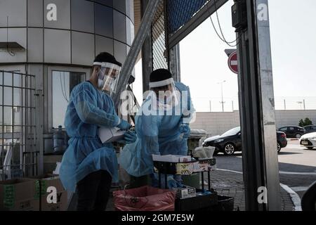 Lod, Israel. September 2021. Die Coronavirus-PCR-Tests werden in einer Drive-Thru-Einrichtung am internationalen Flughafen Ben Gurion in Tel Aviv gemäß der Entscheidung der israelischen Regierung und gemäß den Luftfahrtvorschriften durchgeführt, die alle abfliegenden Passagiere dazu verpflichtet, vor dem Einsteigen in ein Flugzeug ein negatives COVID-19-Testergebnis vorzulegen. Nicht mehr als 72 Stunden vor dem Abflug genommen, wie es von vielen Zielländern gefordert wird. Kredit: Nir Alon/Alamy Live Nachrichten Stockfoto