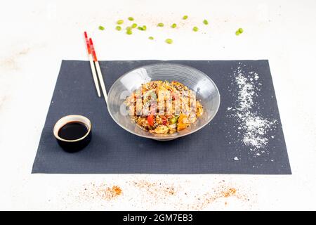 Gebratener Reis mit Gemüse und Huhn mit Mohnsamen und Sesam mariniert mit Yakisoba Stockfoto
