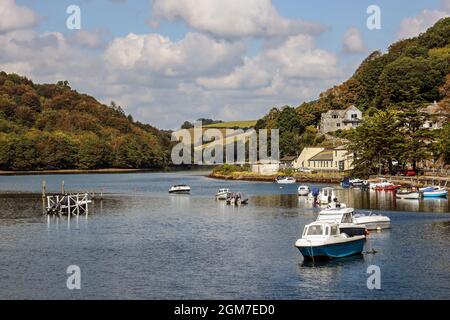 Der East Looe River von der Brücke in Looe, Cornwall. Frühe Zeichen des Herbstes Ankunft in klaren September Sonnenschein Stockfoto