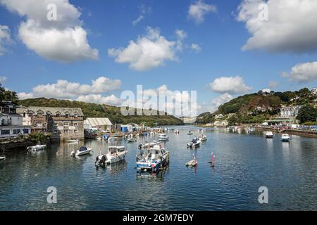 Der East Looe River von der Brücke in Looe, Cornwall. Frühe Zeichen des Herbstes Ankunft in klaren September Sonnenschein Stockfoto