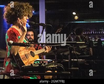 Jazzsänger Cyrille Aimee singen während des Konzerts im Jazz Dock, Prag, Tschechische Republik, 15. September 2021. (CTK Photo/Ivan Prokop) Stockfoto