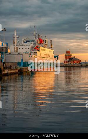 HELSINGBORG, SCHWEDEN - 07 2021. SEPTEMBER: Die Leuchtturmstation und die Mercandia-Fähre am Eingang des Stadthafens. Stockfoto