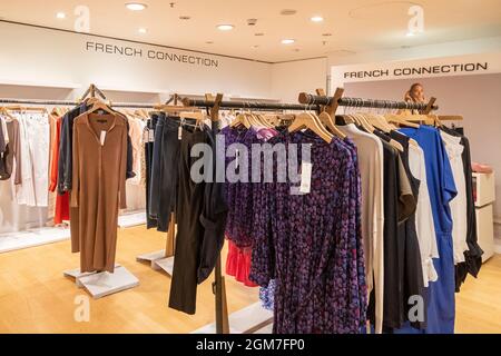 Innenansicht des Kaufhauses House of Fraser in Guildford, Surrey, England, Großbritannien. Französische Verbindungsabteilung mit Kleidung auf dem Display. Stockfoto