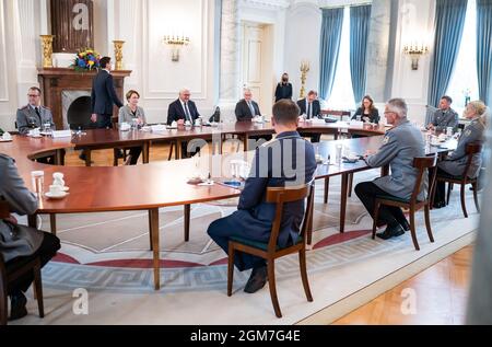 Berlin, Deutschland. September 2021. Bundespräsident Frank-Walter Steinmeier (3. V.l.) und seine Frau Elke Büdenbender (2. V.l.) sprechen mit Brigadier-General Jens Arlt (3. V.r.), Kommandeur der militärischen Evakuierungsoperation aus Afghanistan, und weiteren Militärangehörigen und Frauen, die an der Evakuierungsoperation in Kabul und Taschkent im Schloss Bellevue beteiligt sind. Im Anschluss an den Vortrag erhält Brigadegeneral Arlt das Verdienstkreuz 1. Klasse des Verdienstordens der Bundesrepublik Deutschland. Quelle: Bernd von Jutrczenka/dpa/Alamy Live News Stockfoto