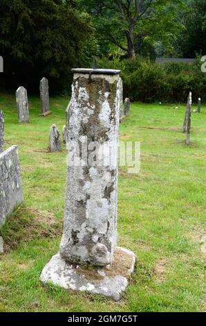 Ein polygonaler Sockel und Schaft eines Steinkreuzes aus dem vierzehnten Jahrhundert, jetzt Teil einer Sonnenuhr Saint Melangells Church Powys Cymru Wales Stockfoto