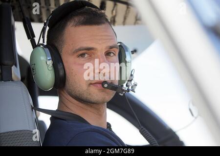 Kiew, Ukraine. September 2021. KIEW, UKRAINE - 16. SEPTEMBER 2021 - Ein Pilot eines Polizeihubschraubers wird während der Präsentation eines Pilotprojekts zur aeromedizinischen Evakuierung in der Kabine gesehen, Kiew, Hauptstadt der Ukraine.Quelle: Ukrinform/Alamy Live News Stockfoto