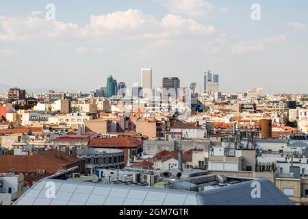 Die Skyline der Stadt Madrid ein Tag mit vielen Wolken mit modernen Metalldächern und klassischem Lehm Stockfoto