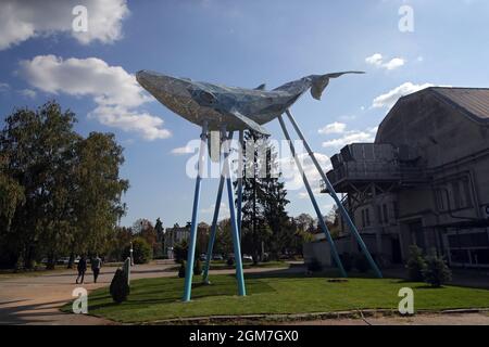 Kiew, Ukraine. September 2021. KIEW, UKRAINE - 16. SEPTEMBER 2021 - Eine einzigartige 12-Meter-Medienskulptur "Kiewer Wal" des Künstlers Valerii Korshunov wird im Expo Center der Ukraine installiert, um den Zustand der Luftverschmutzung mit Hilfe von interaktiven Lichtern zu reflektieren, Kiew, Hauptstadt der Ukraine.Quelle: Ukrinform/Alamy Live News Stockfoto