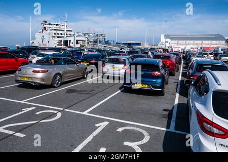 Autos warten auf die Fähre Red Funnel Isle of Wight bei East Cowes auf der Isle of Wight. Fähre über den Solent nach Southampton. 2021 Stockfoto