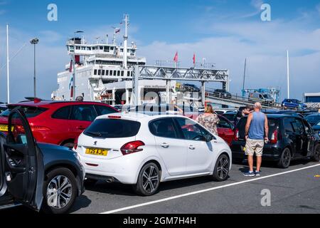 Autos warten auf die Fähre Red Funnel Isle of Wight bei East Cowes auf der Isle of Wight. Fähre über den Solent nach Southampton. 2021 Stockfoto