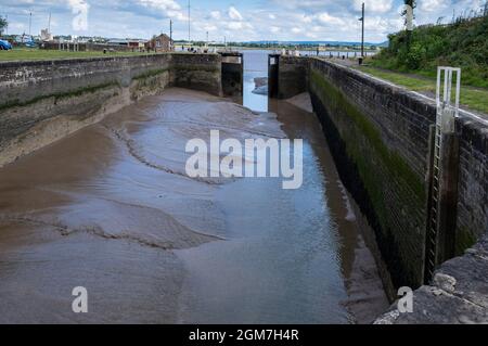 Ebbe in der ersten Schleuse am Hafen von Lydney von der Severn-Mündung in Gloucestershire, England, Großbritannien. 2021 Stockfoto