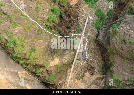 Verzasca, Schweiz - Juni 2021: Bungee Jumping des Verzasca-Staudamms am Vogorno-See in der Schweiz. Drehort von James Bond-Filmen im Tessin. Am Höchsten Stockfoto