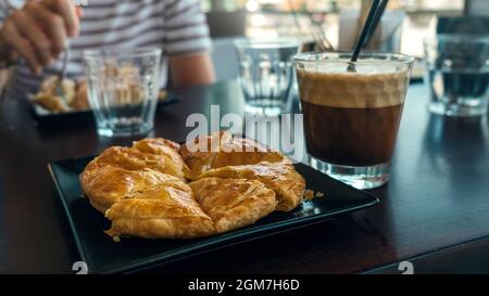 Traditionelles griechisches Pie-Frühstück mit Kaffee. Stockfoto