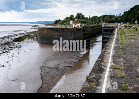 Eintritt zur Schleuse von Lydney Harbour bei Ebbe von der Severn-Mündung in Gloucestershire, England, Großbritannien. 2021 Stockfoto