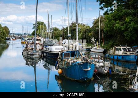 Alte vernachlässigte Boote in Lydney Harbour, Gloucestershire, England, Großbritannien. Die Eingangssicherung zum Hafen ist im Bild zu sehen. 2021 Stockfoto