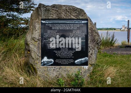 Gedenktafel zum Gedenken an DIE Schiffsverluste VON ARKENDALE und WASTDALE in der Severn-Mündung in der Nähe von Lydney Harbour, Gloucestershire, England, Großbritannien im Jahr 1960. Stockfoto