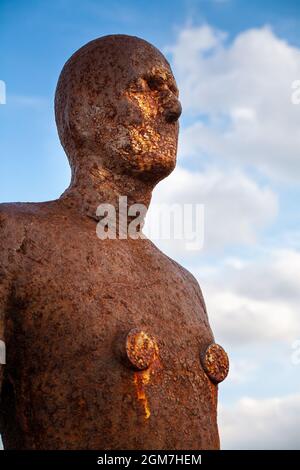 Ein anderer Ort: Antony Gormley Skulpturen am Crosby Beach nördlich von Liverpool in England, Großbritannien. 2006 Stockfoto