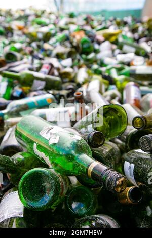 Haufen grünen Glases. Glassortierung und Recycling im Sammelzentrum. 2007 Stockfoto