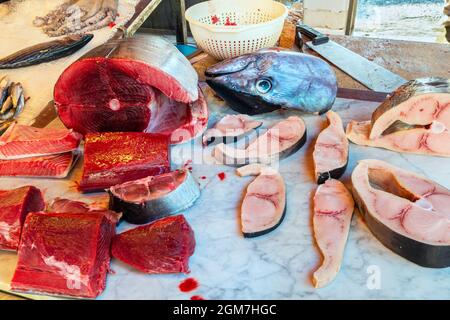 Frischer Thunfisch und Schwertfisch auf einem Tablett auf dem Catanias Fischmarkt La Pescheria di Sant Agata. Sizilien, Italien Stockfoto