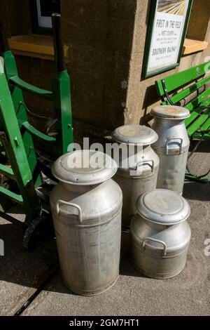 Milchschurnen auf dem Bahnsteig des historischen Bahnhofs von Alresford, Hampshire England, Großbritannien Stockfoto