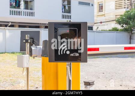 Automatisches Sensor-Gate auf dem Parkplatz. Sicherheitssystem für den Zugang zum Eingang Stockfoto